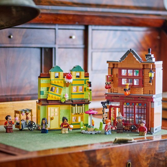 LEGO Harry Potter 76452 : Magasin d'accessoires de Quidditch et marchand de glaces