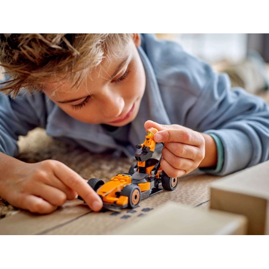 LEGO City 60442 : Voiture de course McLaren avec pilote de F1