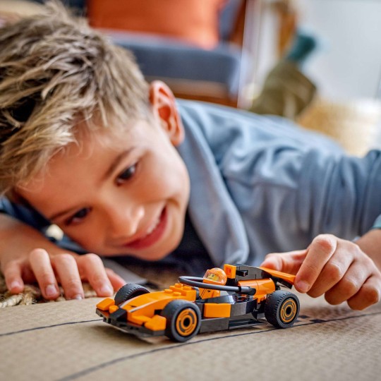 LEGO City 60442 : Voiture de course McLaren avec pilote de F1