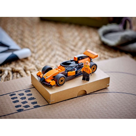 LEGO City 60442 : Voiture de course McLaren avec pilote de F1